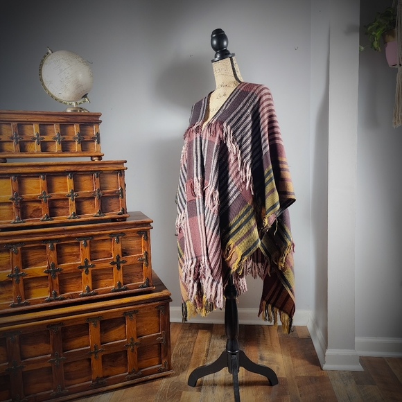 Vince Camuto Lightweight Open-Front Fringe Wrap - Picture 1 of 8